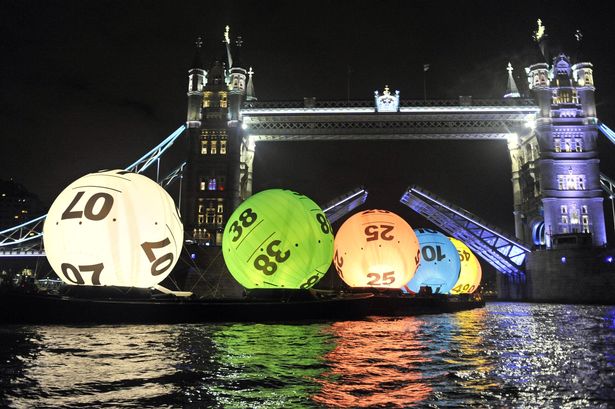 giant-26-foot-Lotto-balls-floating-down-the-Thames-2332279